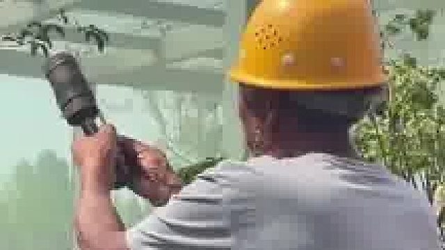 大叔夏天手持三眼铳充当礼炮，这个老物件现在可不常见了