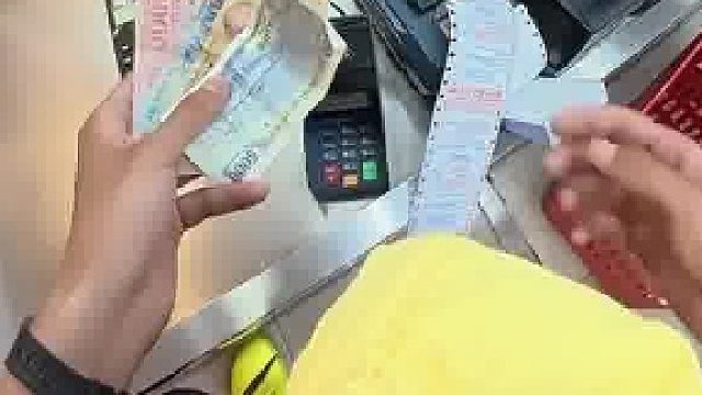 在国外消费不知道应付多少钱，拿出所有面额让售货员自己抽