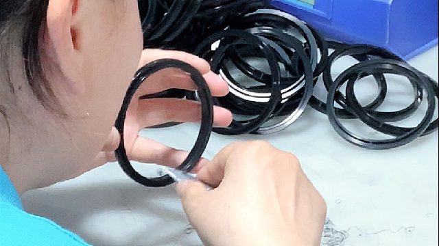 美女只是人设，真实身份是月入0.5w的冷酷打工人