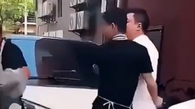大哥吃亏了，挨了好几拳，大哥的拳头都打到头盔上了
