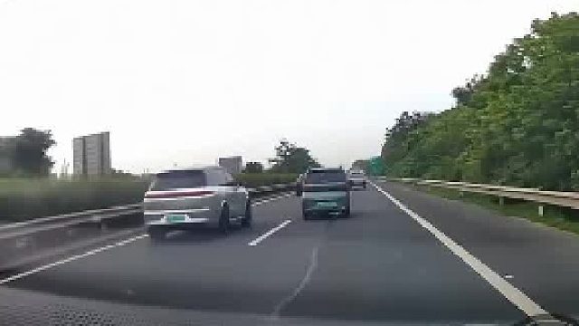 剁椒鱼头在高速上开车，为了躲避旁边车结果翻车了，网友：方向盘稍微动就翻车了