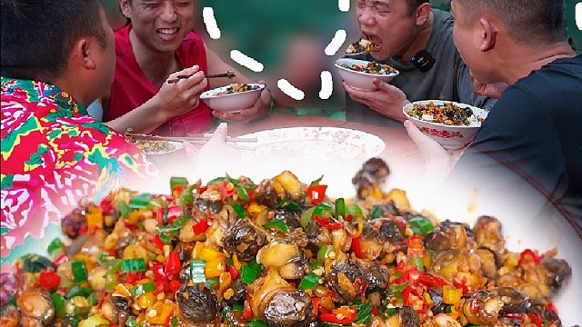 把田螺肉一个个叼出来做成彩椒螺蛳肉，兄弟几个都抢着吃