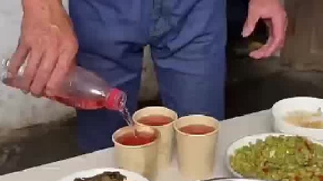 小伙第一次到女友家吃饭 老丈人拿出自酿“小甜水”热情招待 网友：一点就着 这酒多少度啊_