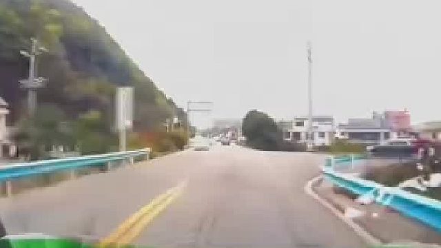 学驾照时候说转弯让直行！这个是他全责没毛病吧 学驾照时候说转弯让直行！这个是他全责没毛病吧