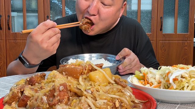 不知道该吃点啥，简单来个五花肉烩酸菜把