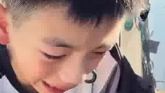 孩子去海边玩脚陷入泥潭里，潜意识觉得很多海蟑螂爬出来，叫唤许久孩子意识逐渐恢复正常