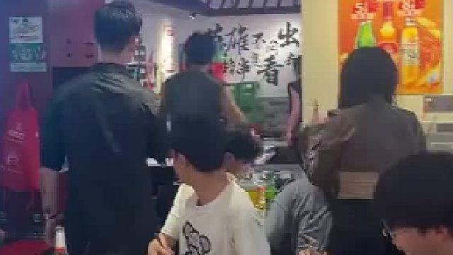 吃火锅好好的不知怎的就打起来了，把滚烫的热汤泼人脸上事情就严重了.....​