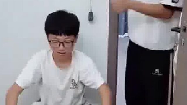爸爸不让看手机，还好我聪明