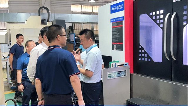 今天带客户看了个密封圈，比他的脸还大