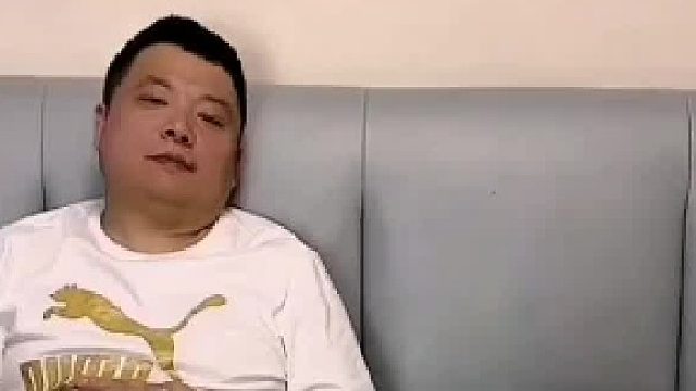 夫妻俩吵架后睡觉，老公迎来突如其来的温柔，不料下秒亮了！