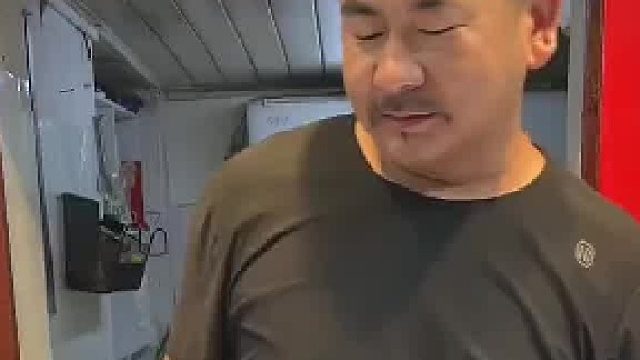 摆摊生意不好，男子：那稍微打扮一下呢，网友：牌子上面写 今国库空虚 朕下海揽收