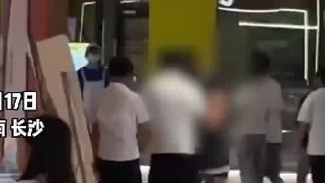 商场遛狗不拴绳吓到男子女友 路人男友当场摔狗还扇人 这事儿你怎么看？
