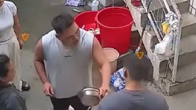 丈夫拿鞋砸向妻子 还动手推搡 儿子看到后 挡在妈妈身前 一边推一边和爸爸理论 妈妈：我的孩子长大啦1