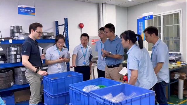 客户拿起这密封圈看了五分钟，一句话没说