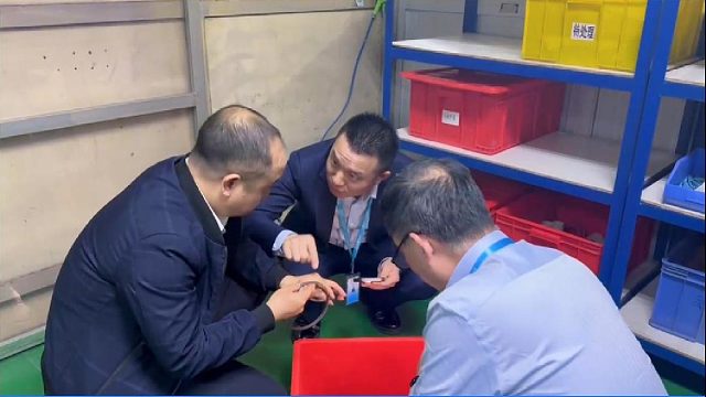 客户把密封圈放桌上，用手掌压扁看回弹