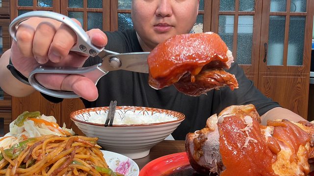 不知道该吃点啥，简单来个肘子拌饭