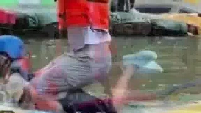 爸爸和儿子一起过河流，不料刚出发就发生意外