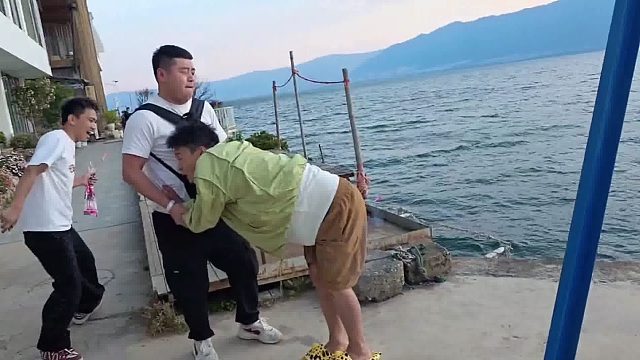 虎子享受不一样的窜天猴