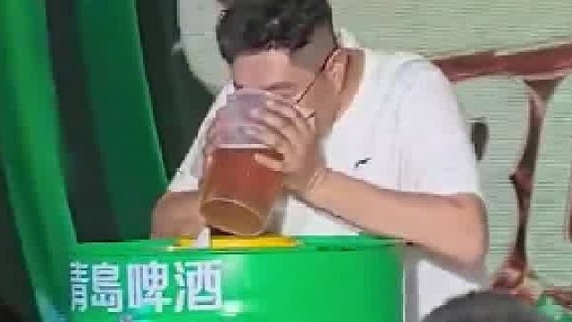 男子蝉联15届啤酒节“酒王”，靠喝啤酒赢9辆车一套房