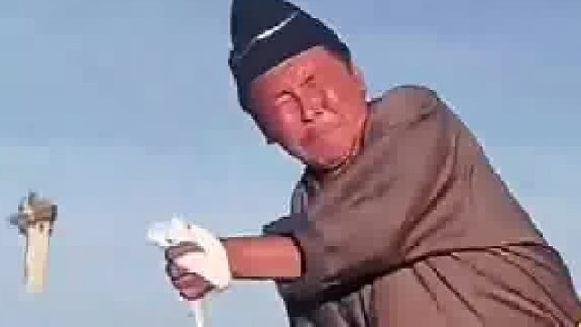 草原汉子参加那达慕大会