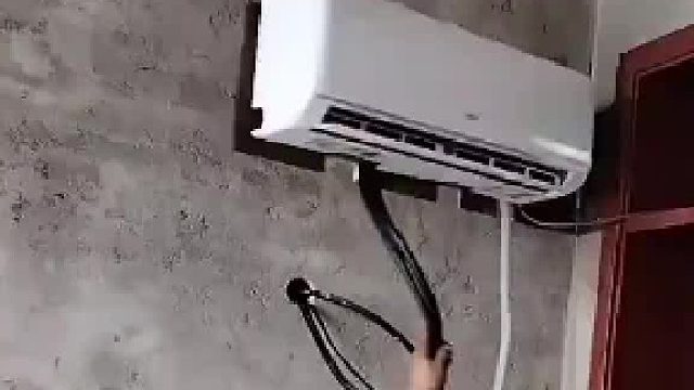 人怎么能聪明成这样？男子展示客厅房间共用一台空调  ​