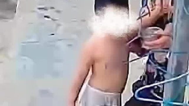 2岁男孩在家突然打太奶奶，奶奶在旁边赶紧阻止1