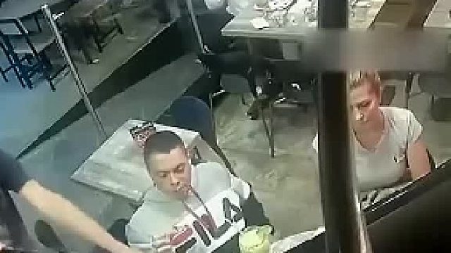 国外一餐厅遭遇抢劫，男子边吃边上交手机，注意看他的表情