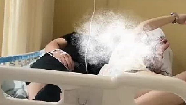 妻子记录丈夫住院女儿也躺在病床上，丈夫一直侧着身子输液却也没有推开女儿