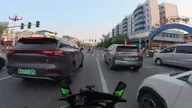 骑车偶遇鬼探头，大哥_抬手不是抱歉是目标早已锁定，网友：一码归一码