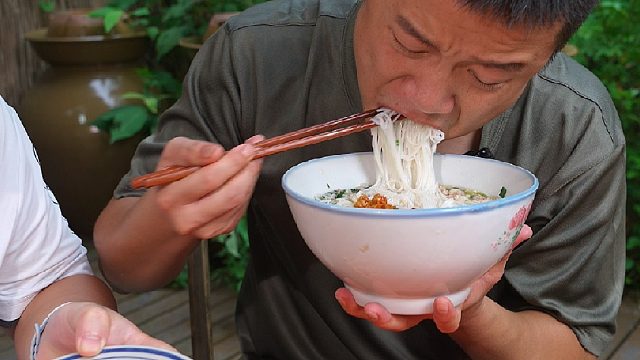 这嗦粉一定是要嗦这清汤粉，又能嗦粉又能喝汤