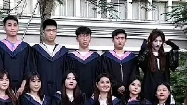 网友拍毕业照，仿佛和别人不是一个图层1