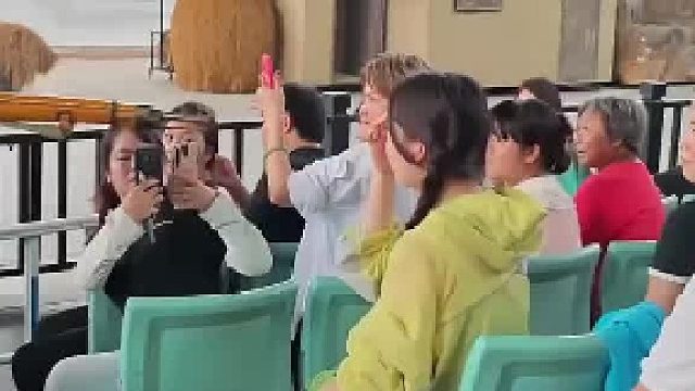 在景区台上观看表演，竟被NPC一眼选中上台互动,没想到下一秒..