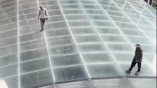 偶遇两名工人在玻璃顶棚上检查，白衣男子全程只走龙骨另一男子随意走动