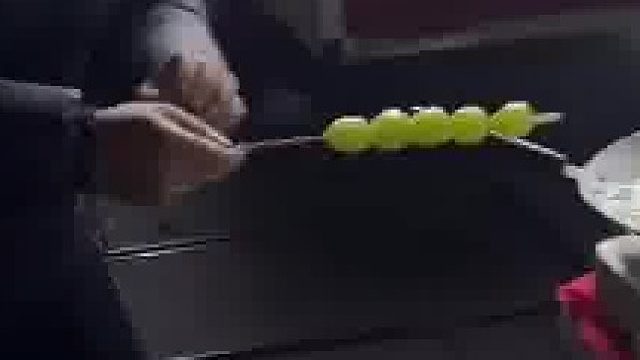 男子模仿拉丝糖葫芦，结果转了一下葡萄全掉了