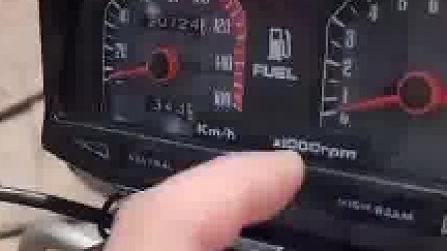 男子展示老爸33年前买的摩托车，车身很亮保存完好连仪表盘都没老化