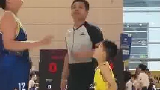 小学生篮球比赛，没想到身高差那么大，三年级就已经185了
