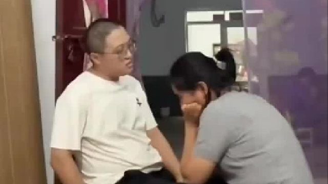 夫妻买假酒瓶上演“打戏”，结果公公当真 立刻对丈夫拳打脚踢