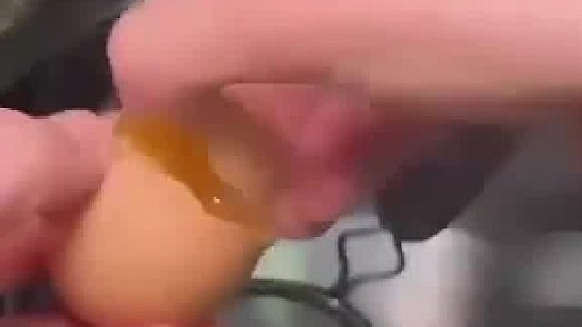 男子用漏网做水蒸鸡蛋，这样比有壳的鸡蛋煮出来更嫩