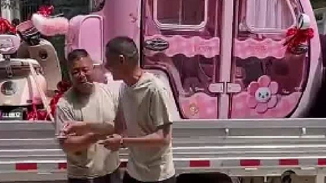新娘家中送来满满一车陪嫁，粉色三轮车格外亮眼好看