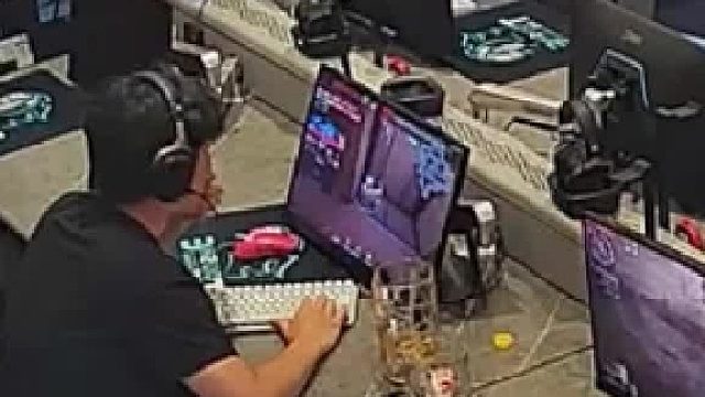 打游戏时将屏幕当成触屏，直接拽到眼前猛戳报废，网友：屏幕拉近能提高技术吗？