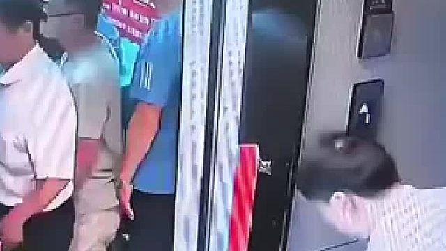 电梯都满员了男子还要硬挤进来