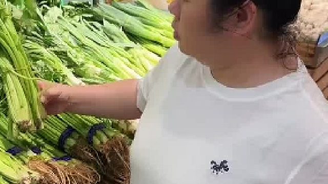 面对超市的捆绑销售，该女子这样做对吗？