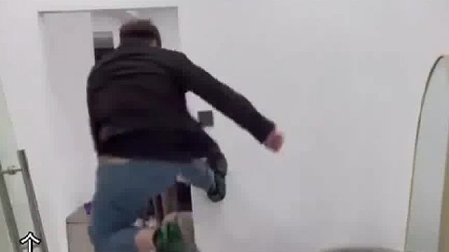 男子称投资70W的店 房东却突然涨房租，一气之下将店内的装修全部砸烂。