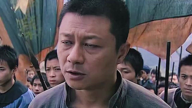 保罗要在祖坟山建立雷达站，可竿民们却根本不同意，而锁师长没有办法只能采取武力方式