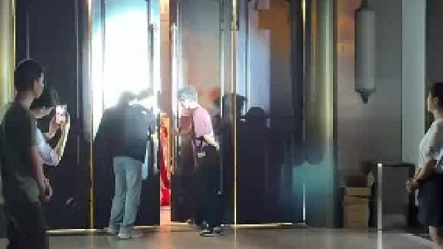 新娘结婚当天弄了隆重的凤冠霞帔，结果被抢喜，全程不悦