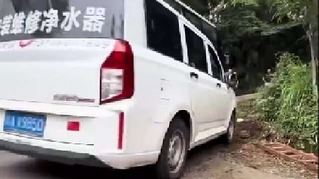 面包车想冲上堵车的陡坡，结果过把垫在下面的钢架推了出来