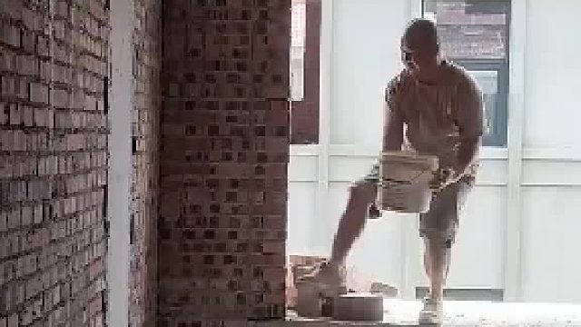 男子用烧了火的桶罩住马蜂窝，脸上还露出得意的笑容