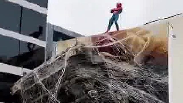 男子晒蜘蛛侠路牌，蛛丝卡车视觉冲击力拉满