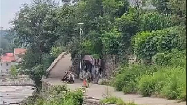 女子72岁的爸爸去看他90岁的二爷，没有提前通知，1200里的距离，叔侄见面的这一刻.​