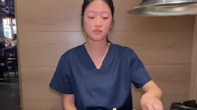 好不容易培养出一个有烤肉味的烤盘后，善良的服务员给换成新的，网友：这个服务可以，有眼力劲
